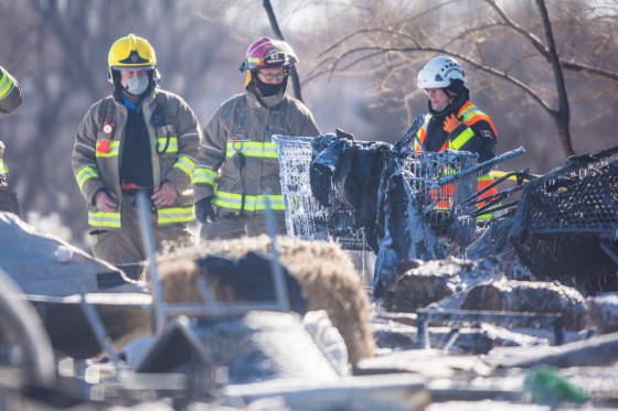 MIKAELA MACKENZIE / WINNIPEG FREE PRESSFirefighters investigate at the scene of a fatal fire in a homeless encampment on Higgins Avenue in Winnipeg on Tuesday.