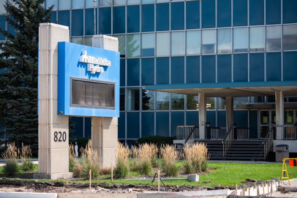 An arbitrator has ruled layoffs requested by then-premier Brian Pallister were a clear violation of the lack of work clause in Unifor’s collective agreement with Manitoba Hydro. (Daniel Crump / Winnipeg Free Press files)