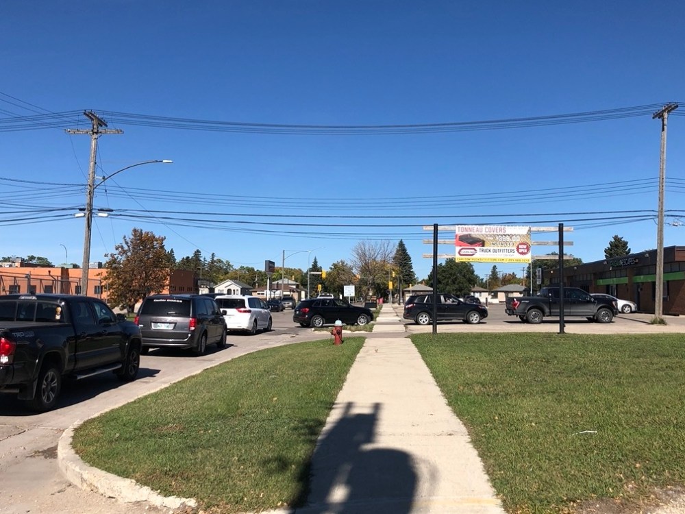 A long line of cars spilled onto Keenleyside St. from the Nairn test site in Winnipeg. (Danielle Da Silva / Winnipeg Free Press)