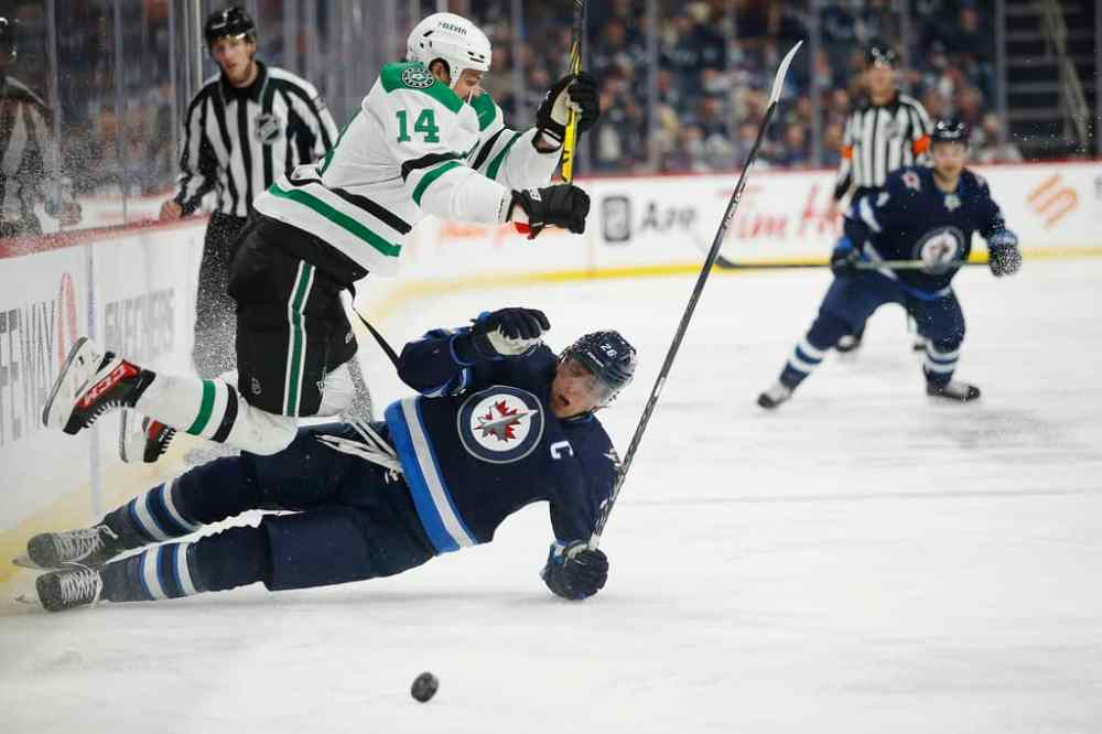 JOHN WOODS / WINNIPEG FREE PRESS
Winnipeg Jets’ Blake Wheeler and Dallas Stars' Jamie Benn collide during the second period.