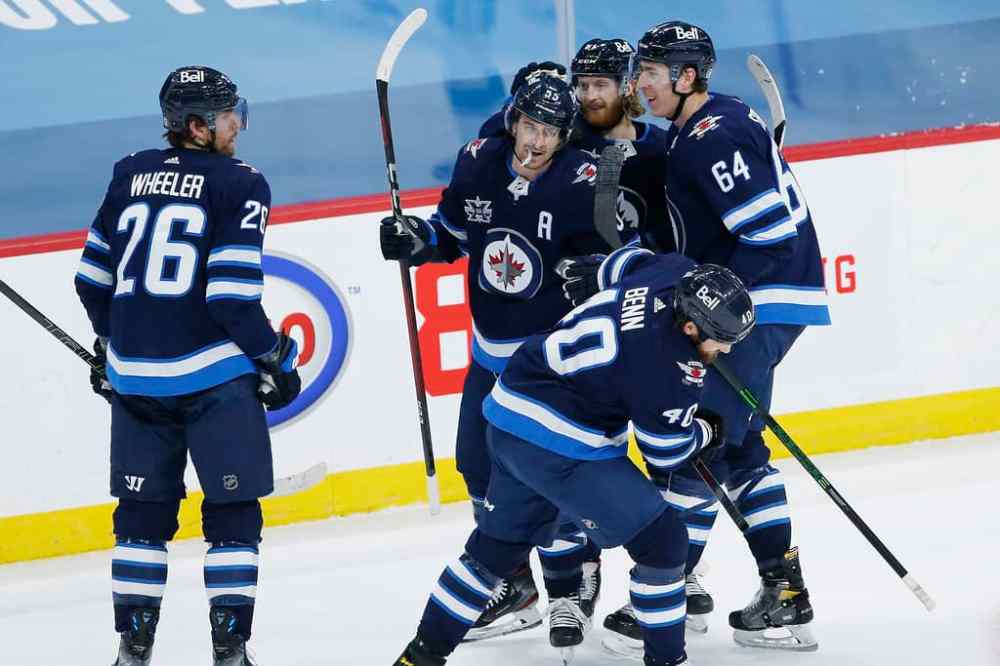 JOHN WOODS / WINNIPEG FREE PRESS
Winnipeg Jets’ Blake Wheeler (26), Mark Scheifele (55), Jordie Benn (40), Kyle Connor (81) and Logan Stanley (64) celebrate Scheifele’s goal against the Vancouver Canucks during the second period.