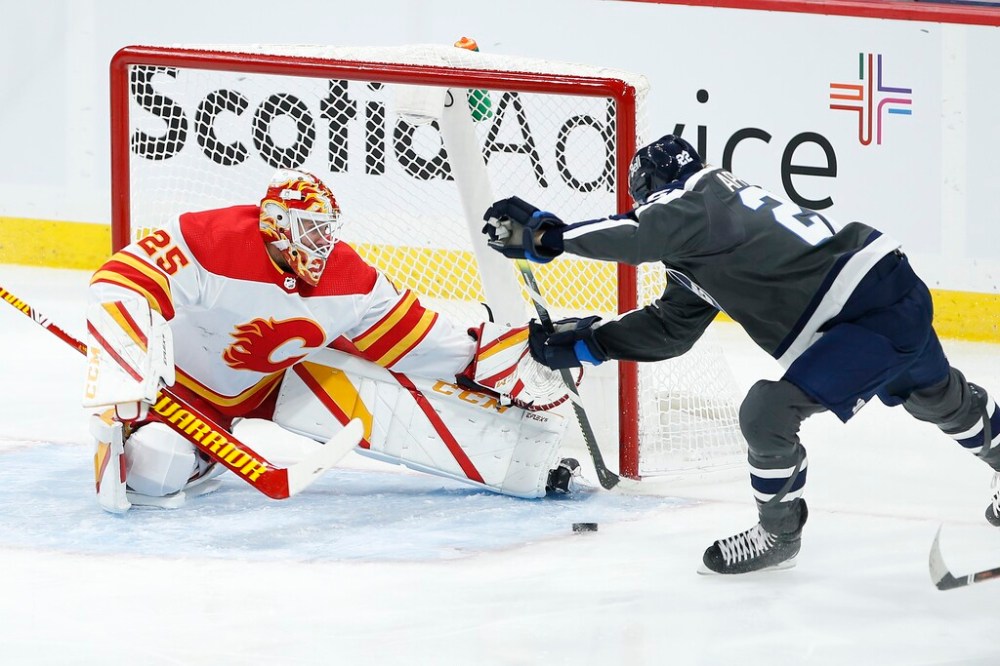 Winnipeg Jets' Mason Appleton scores the first of two goals on the Calgary Flames as goaltender Jacob Markstrom looks on during the second period Thursday. THE CANADIAN PRESS/John Woods