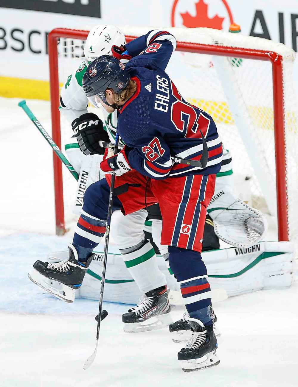 JOHN WOODS / WINNIPEG FREE PRESS
Winnipeg Jets’ Nikolaj Ehlers re-directs the puck past the Dallas Stars goalie Anton Khudobin during the first period.