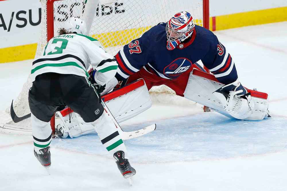 JOHN WOODS / WINNIPEG FREE PRESS
Winnipeg Jets goaltender Connor Hellebuyck stops a shot from Dallas Stars' Mattias Janmark during the third period.