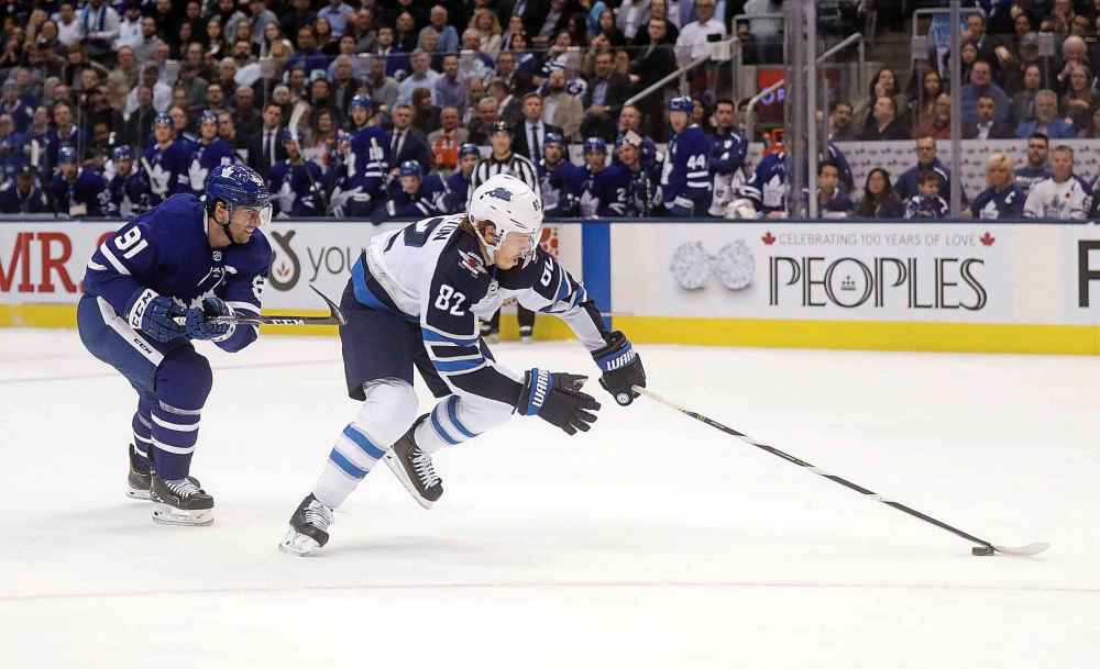 (TREVOR HAGAN / WINNIPEG FREE PRESS)
Toronto Maple Leafs' John Tavares trails Winnipeg Jets' Mason Appleton as he streaks in on a breakaway short-handed goal during the first period in Toronto Wednesday.
