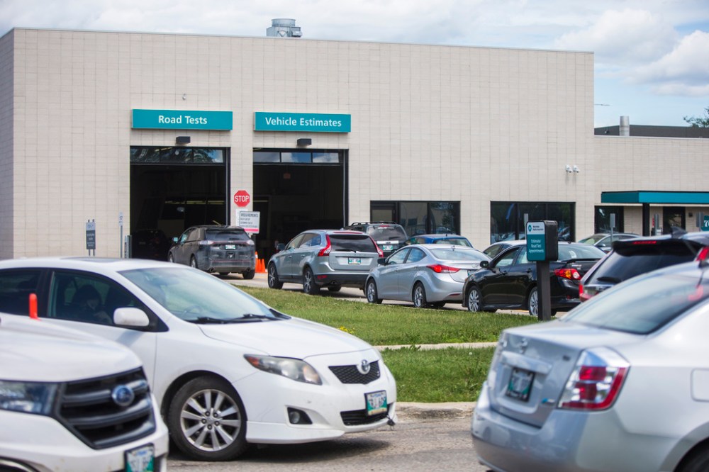 MIKAELA MACKENZIE / WINNIPEG FREE PRESS FILES
Early in the second wave, Manitobans spent hours waiting at test sites to be swabbed for COVID-19.