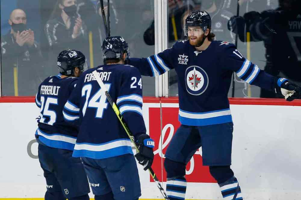 JOHN WOODS / WINNIPEG FREE PRESS
Winnipeg Jets’ Mathieu Perreault and Derek Forbort help celebrate Adam Lowry’s goal against the Oilers during the third period.