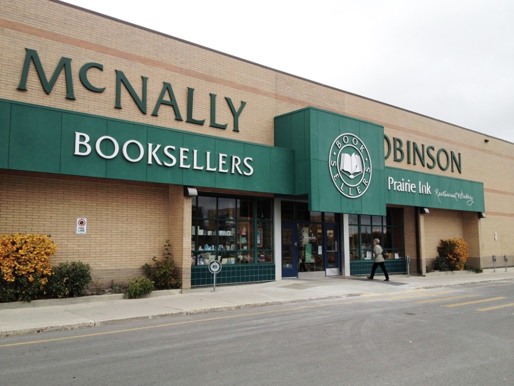 Mike Deal / Winnipeg Free Press Files
The McNally Robinson Booksellers store at Grant Park Shopping Centre laid off most of its part-time staff, Monday.