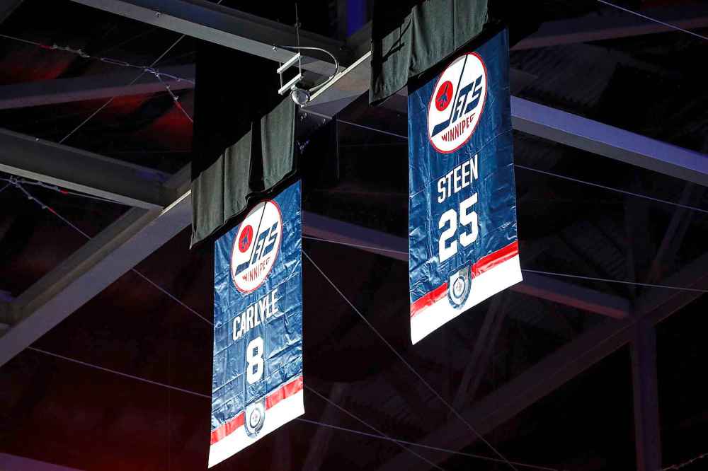 JOHN WOODS / WINNIPEG FREE PRESS
Thomas Steen and Randy Carlyle were honoured by the Winnipeg Jets Hall of Fame when their numbers were hung from the rafters at Bell MTS Place prior to the Winnipeg Jets game against the New York Rangers on Tuesday.