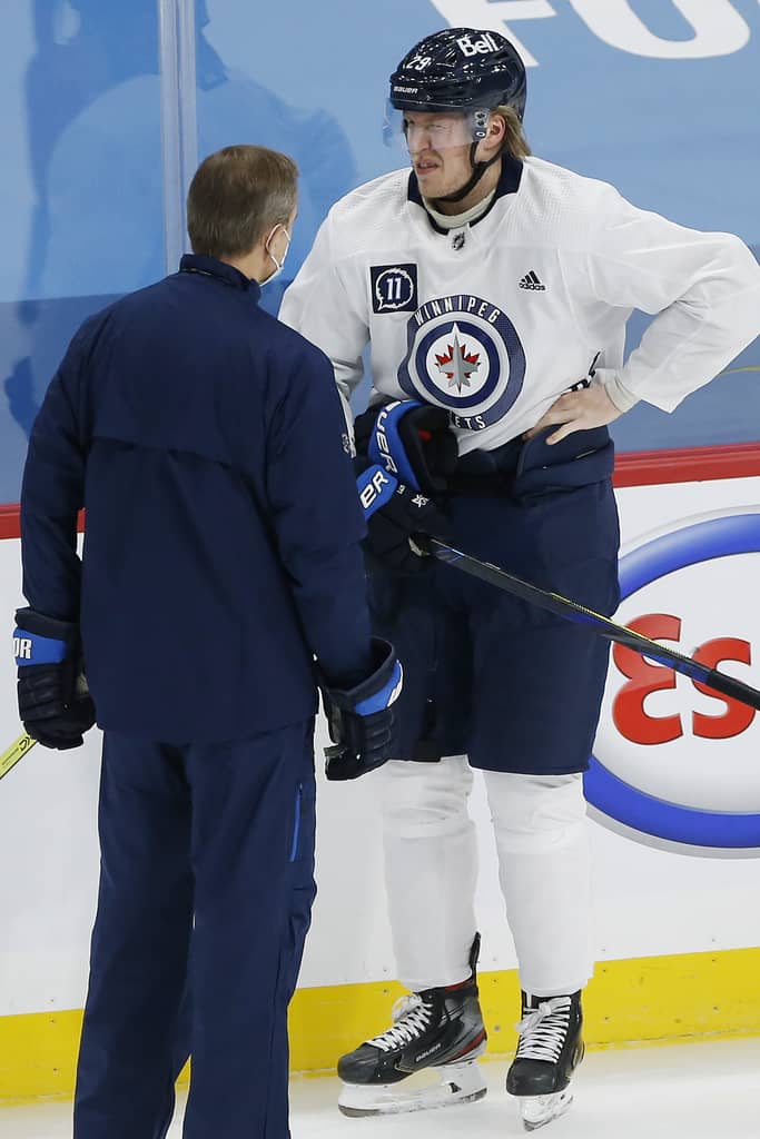 JOHN WOODS / WINNIPEG FREE PRESS
Winnipeg Jets sniper Patrik Laine, right, is expected to miss his third-straight game Thursday due to an upper body injury.