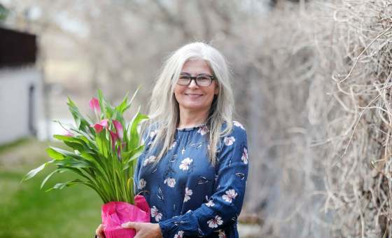 RUTH BONNEVILLE / WINNIPEG FREE PRESS Nadine Orchard takes care of her elderly mother; she’ll take flowers to the personal care home for Mother’s Day.