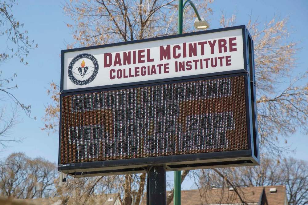 MIKE DEAL / WINNIPEG FREE PRESS
Sign announcing the return to remote learning at Daniel McIntyre Collegiate Institute.