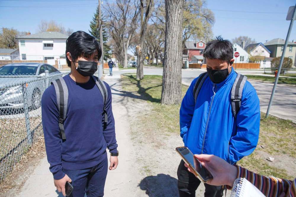 MIKE DEAL / WINNIPEG FREE PRESS
Students Yuan Eusbeio (left), 16, and Kenneth Besyk in the West End on what might end up being the last day of school for the year if the pandemic numbers get worse in Manitoba.