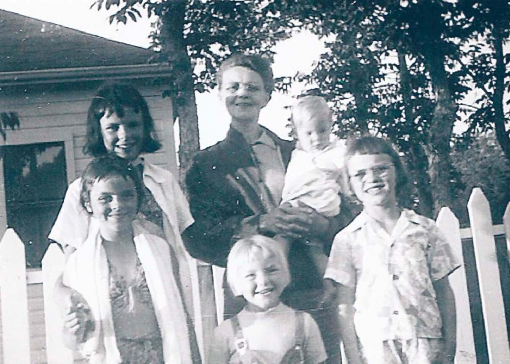 Supplied
Top left clockwise: Pat, Aunt Edith with sister Barb, Carolyn, Mary and Roberta in 1950.