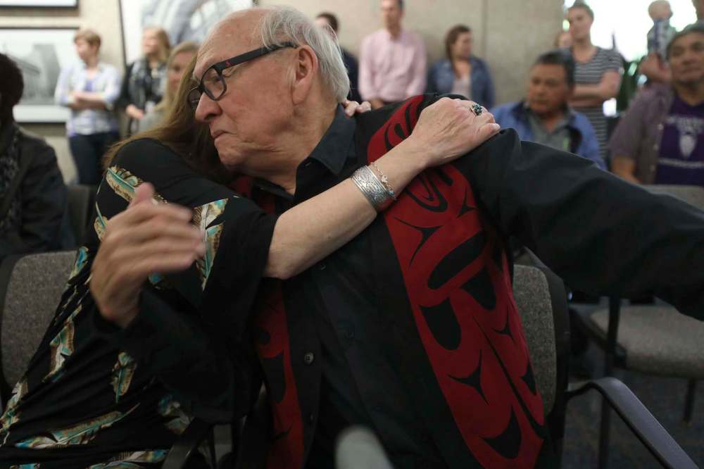 RUTH BONNEVILLE / WINNIPEG FREE PRESS FILES
Fontaine embraces his wife, Morgan, after a 2018 speaking engagement at the Susan A. Thompson Building at Winnipeg city hall.