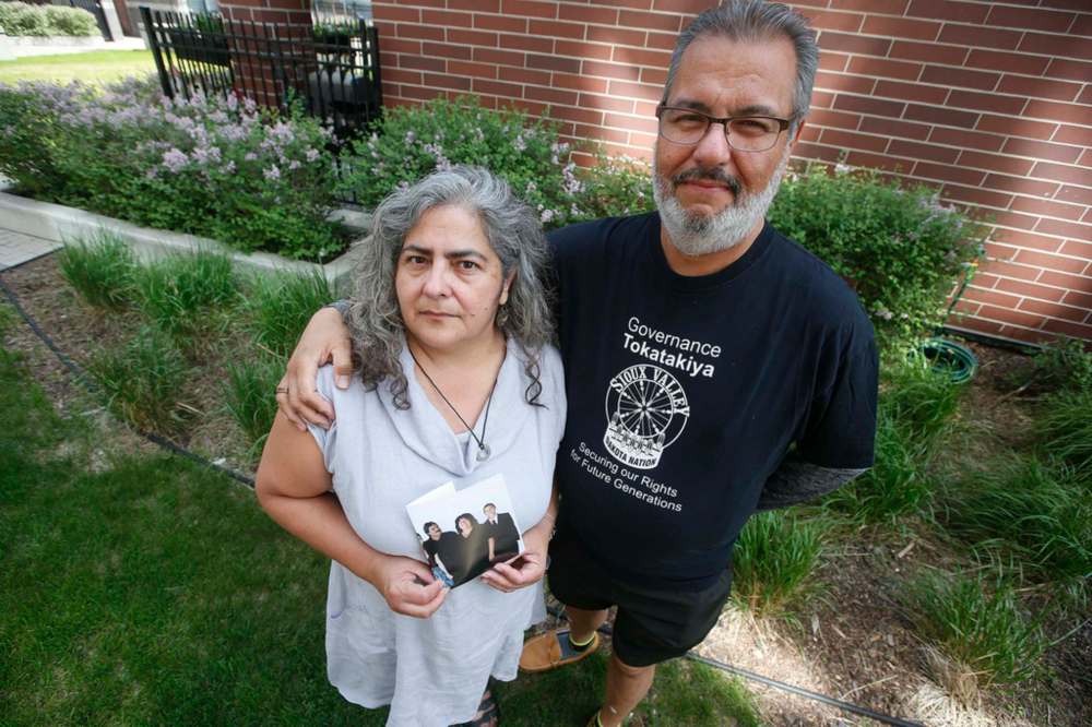 JOHN WOODS / WINNIPEG FREE PRESS
James and Tannis Bullard hold a photo of their sister Kim Bullard who died June 1 of COVID-19 after she was transported out of Manitoba to a hospital in London, Ont.