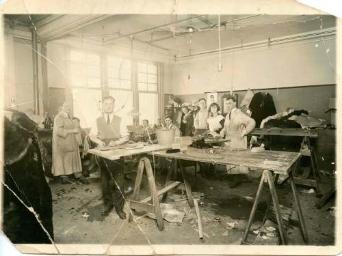 Jewish Heritage Centre Archives, JM1436
Kim&rsquo;s Fur Factory in the Time Building at Portage Avenue and Hargrave Street in 1922. The Winnipeg garment industry grew to more than 200 firms in the 1920s.