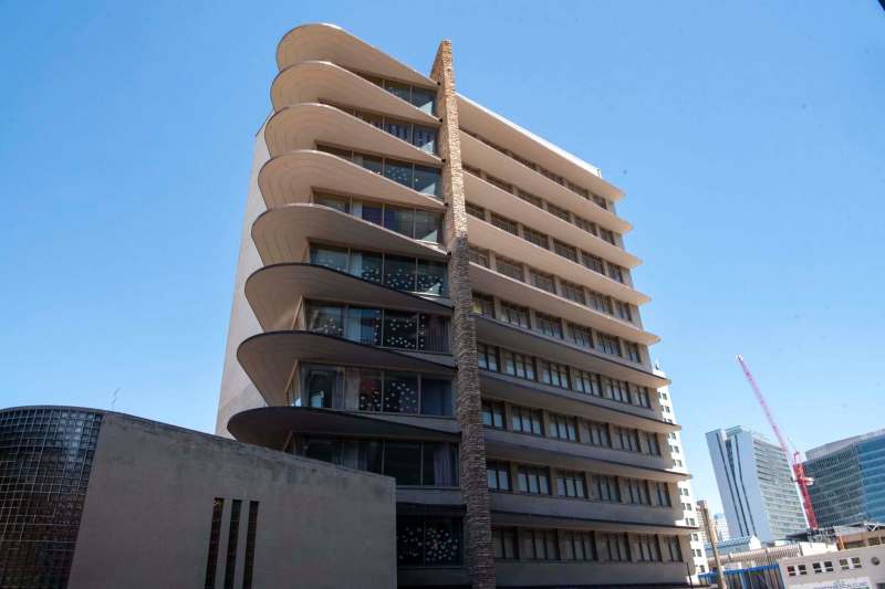 ALEX LUPUL / WINNIPEG FREE PRESS
The Winnipeg Clinic with Its distinctive curved lines and layered canopies make it a familiar landmark in Winnipeg’s downtown.