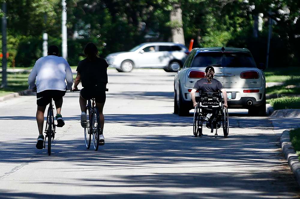 Winnipeg city council’s executive policy committee has voted to reduce operations of the Wellington Crescent enhanced summer cycling route to Sundays and holidays only, starting Sept. 7. (John Woods / Winnipeg Free Press files)