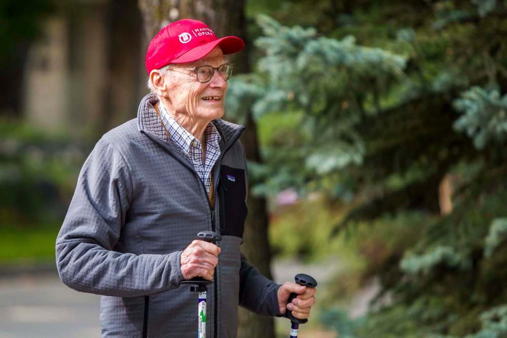 MIKAELA MACKENZIE / WINNIPEG FREE PRESS FILEs
The Winnipeg Arts Council gave Douglas MacEwan the Arts Champion Award for his fundraising walkathon.