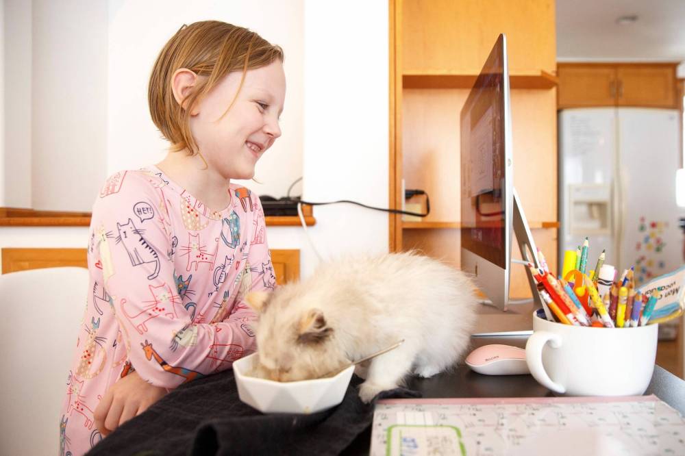 MIKE DEAL / WINNIPEG FREE PRESS
Grade 2 student Piper Smith, 7, is one of many kids accessing school lessons through the Manitoba Remote Learning Support Centre. Piper uses it for French Immersion learning.