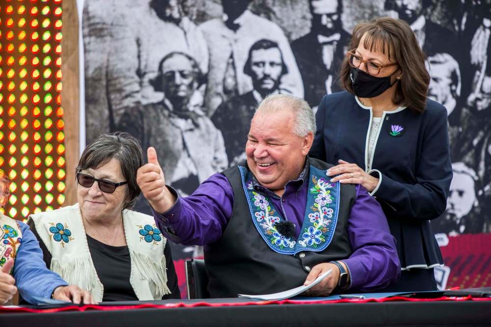 MIKAELA MACKENZIE / WINNIPEG FREE PRESS
Manitoba Metis Federation president David Chartrand gives a thumbs-up after signing the agreement, which gives the MMF formal recognition to lead the Manitoba Metis and represent them.