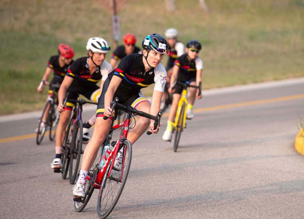 Assistant Coach Claire Healey leads the group as Triathlon Manitoba athletes practise in Birds Hill Park. (Mike Sudoma / Winnipeg Free Press)