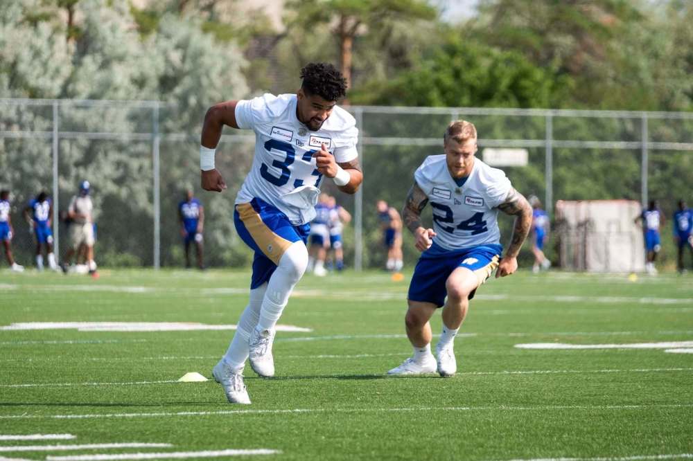 Running back Andrew Harris (33) runs a drill. (Daniel Crump / Winnipeg Free Press)