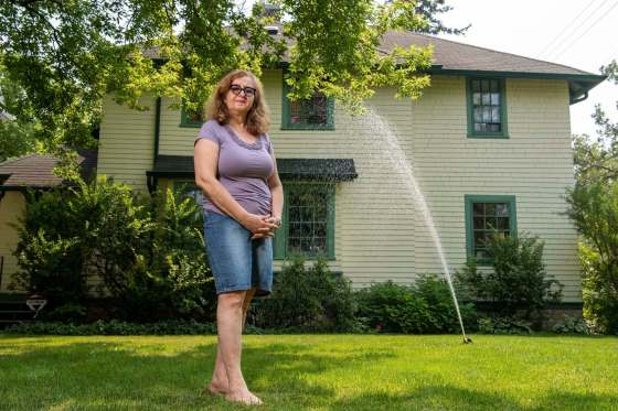 ALEX LUPUL / WINNIPEG FREE PRESSRobyn Rypp waters the lawn of her River Heights home twice a week, trying to keep the grass and plants alive during the extreme heat and drought.