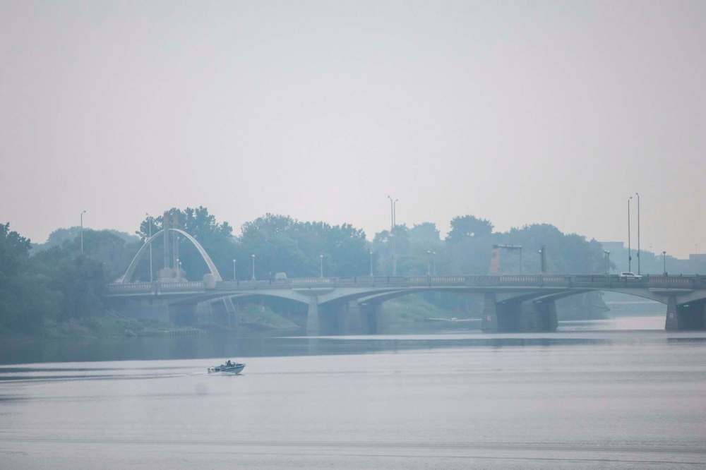 MIKAELA MACKENZIE / WINNIPEG FREE PRESS
In Winnipeg the air quality was listed at top-of-the-scale bad, the worst in the country.