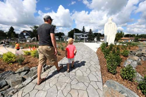 RUTH BONNEVILLE / WINNIPEG FREE PRESS files
Bentley Gray and his dad Scott make their way toward the Viking statue in Gimli.