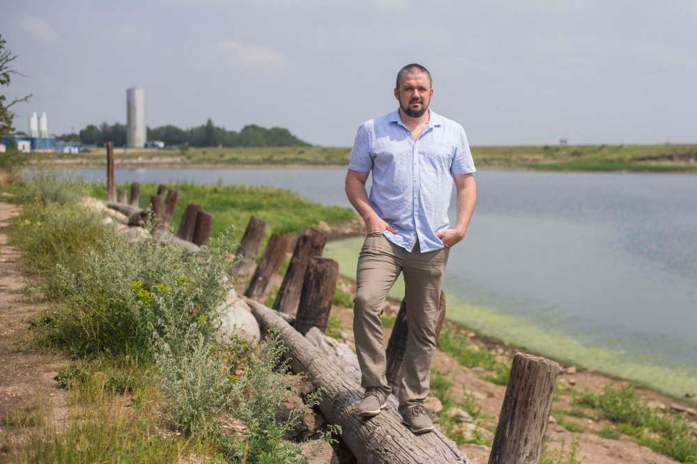 MIKAELA MACKENZIE / WINNIPEG FREE PRESS
Mayor Brandon Burley at Lake Minnewasta where the town of Morden gets its water. Usually the water reaches the log wall.