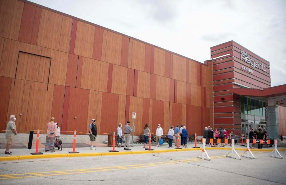 ALEX LUPUL / WINNIPEG FREE PRESS
Visitors to the Club Regent Casino line up for the 10 a.m. reopening on Wednesday.