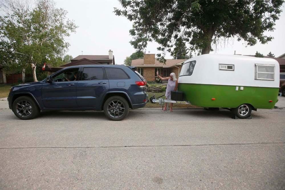 JOHN WOODS / WINNIPEG FREE PRESS
The lightweight Boler can be towed by most small SUVs and some sedans. Sharon McComas helps a client hook up earlier this week.