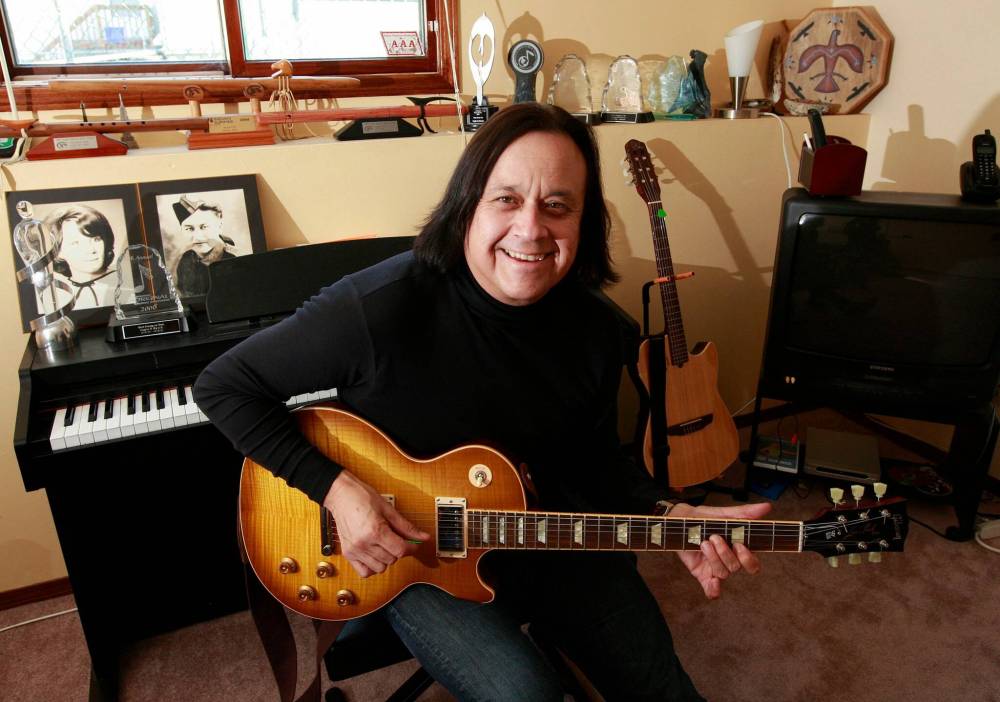 KEN GIGLIOTTI WINNIPEG FREE PRESS FILES
Vince Fontaine, leader of the band Eagle and Hawk posing with favourite guitar.