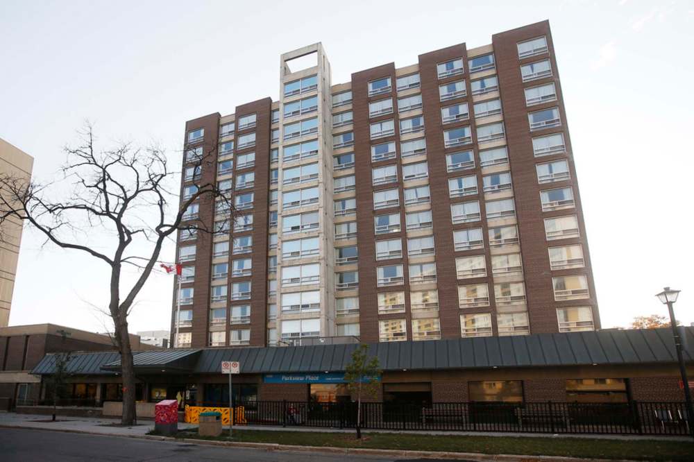 JOHN WOODS / WINNIPEG FREE PRESS FILES
Parkview Place Care Centre in Winnipeg, the site of one of Winnipeg's largest COVID-19 outbreaks, is slated to close next year.