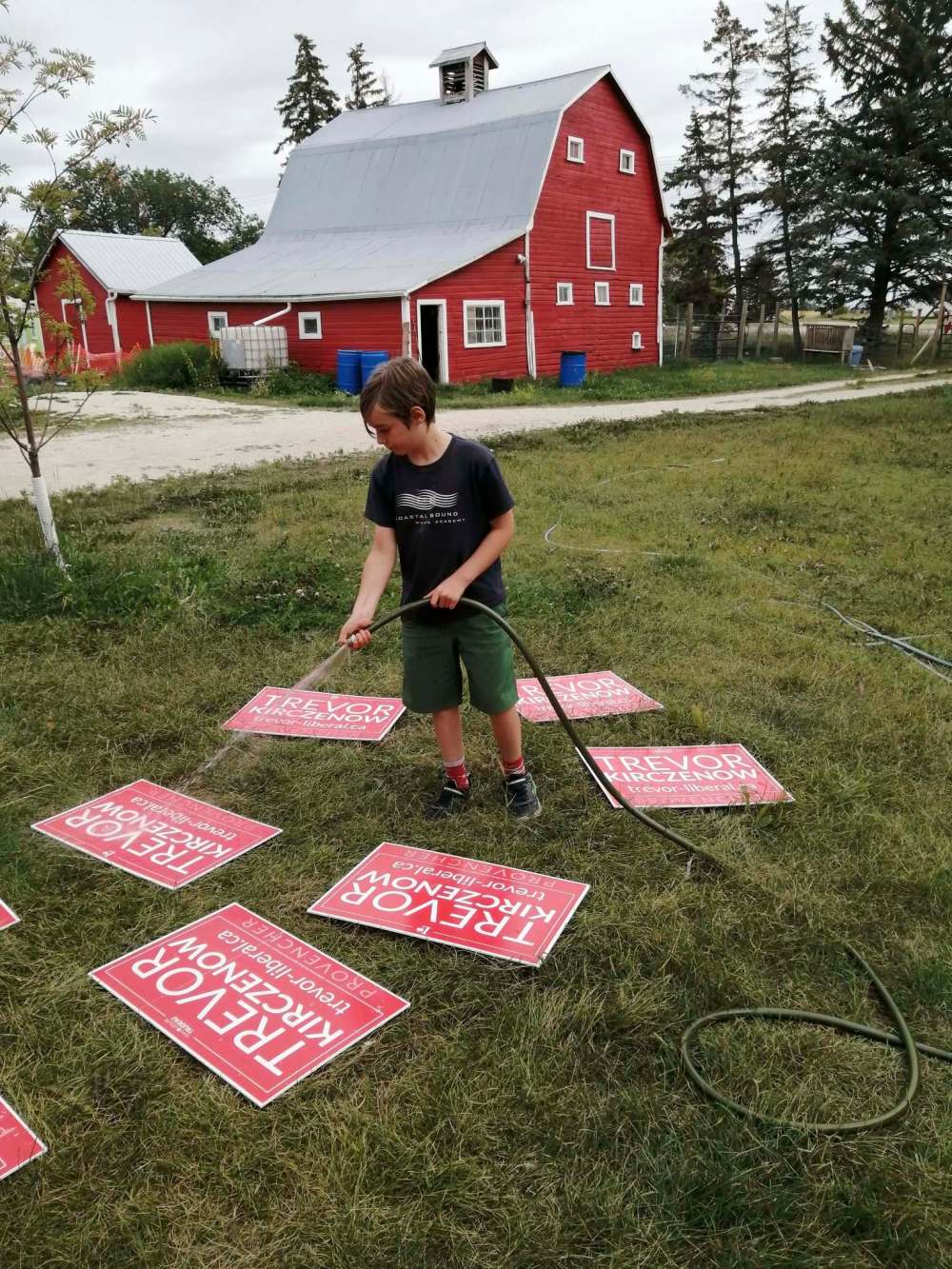 SUPPLIED
Provencher Liberal candidate Trevor Kirczenow’s son Matthew, 10, cleans off his dad’s 2019 federal campaign lawn signs on Thursday in preparation for the Sept. 20 vote.