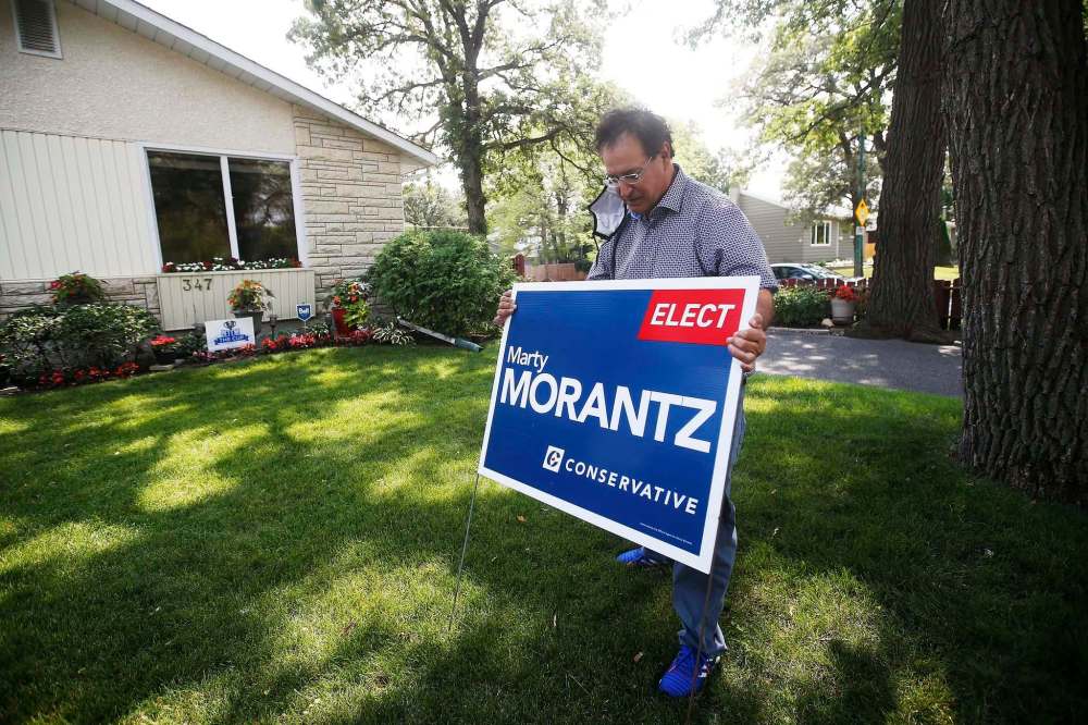 JOHN WOODS / WINNIPEG FREE PRESS
Marty Morantz, the Conservative incumbent in Charleswood-St.James-Assiniboia-Headingley, gets his first sign in place Sunday. ‘There really is no need for this...’ he says.