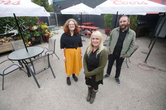 Lola D’s co-owners Kerri Stephens, centre, and chef Paul Ormond, left, are photographed at X-Cues Cafe & Lounge ahead of a pop-up dining fundraiser for Sunshine House. (John Woods / Winnipeg Free Press files)