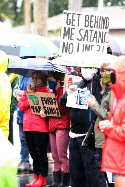 JOHN WOODS / WINNIPEG FREE PRESS
About 50 people gathered outside a TD Bank at Notre Dame Avenue and Sherbrook Street Sunday.