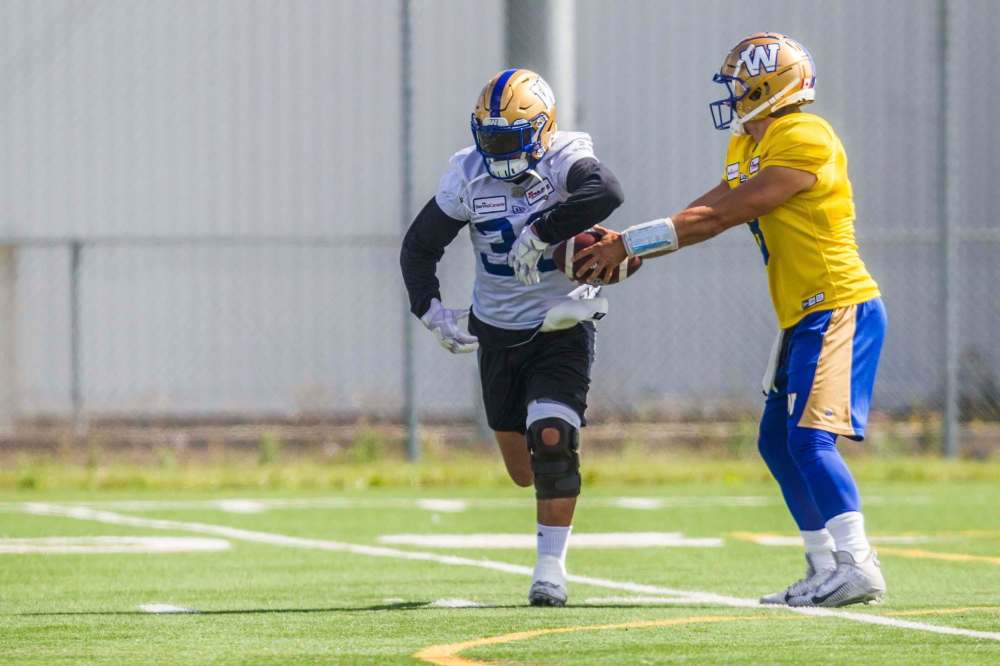 MIKAELA MACKENZIE / WINNIPEG FREE PRESS
Bombers QB Zach Collaros fakes a handoff to Andrew Harris Wednesday at Bombers practice.