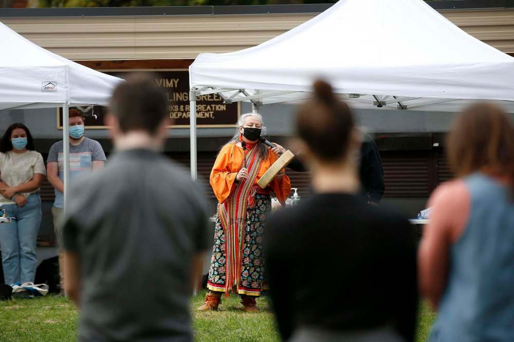JOHN WOODS / WINNIPEG FREE PRESS
People take part in a Red River Echoes community meeting at Vimy Ridge Park to discuss renaming the Wolseley neighbourhood in Winnipeg on Sunday.