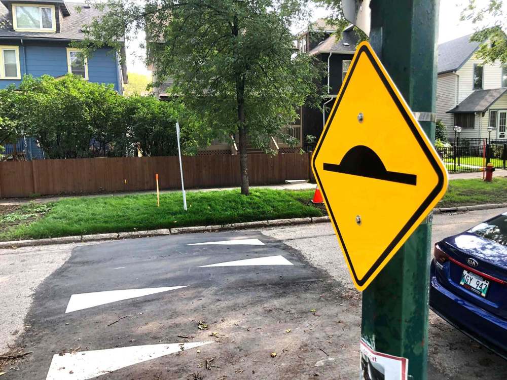 RUTH BONNEVILLE / WINNIPEG FREE PRESS
A speed bump warning sign along Warsaw Avenue. Some residents told the Free Press they fear the large speed humps could create new safety risks for the neighbourhood.