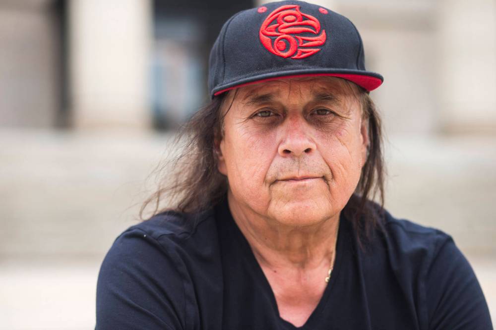 MIKAELA MACKENZIE / WINNIPEG FREE PRESS FILES
Ojibway musician Vince Fontaine at the Manitoba legislature last July. The lead singer of bands Eagle & Hawk and Indian City died suddenly last week at age 62.