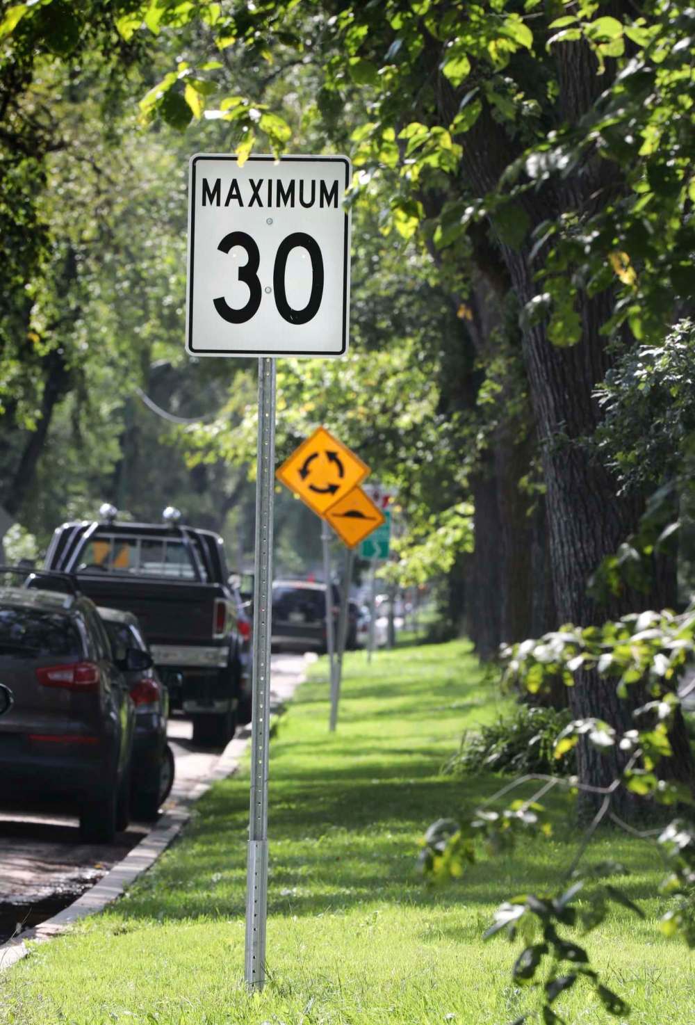 RUTH BONNEVILLE / WINNIPEG FREE PRESS
A new speed-limit sign awaits drivers on Warsaw Avenue.