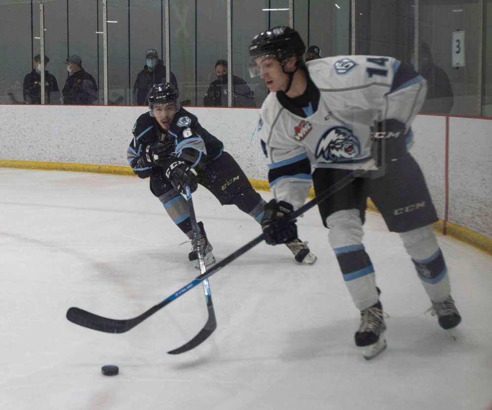 Defenceman Anson McMaster tries to steal the puck from Chase Bertholet. (Jessica Lee / Winnipeg Free Press)