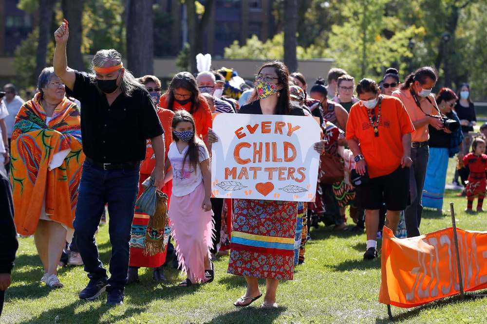 JOHN WOODS / WINNIPEG FREE PRESS
Participants gather for an Every Child Matters pop-up powwow at Vimy Ridge Park Sunday. A pop-up COVID-19 vaccine clinic was set up during the powwow.