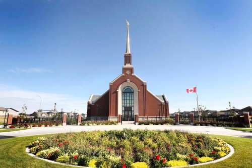RUTH BONNEVILLE / WINNIPEG FREE PRESS
The one-level red brick- and limestone-clad building stands 31 metres at its peak, topped with a gilded statue of Moroni, a prophet in the Book of Mormon.