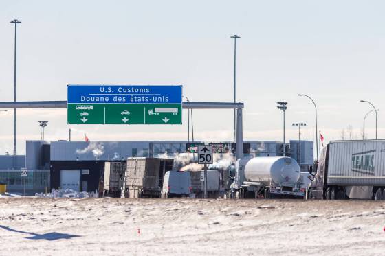 MIKAELA MACKENZIE / WINNIPEG FREE PRESS FilesTrucks line up at the border crossing in Emerson, Manitoba.