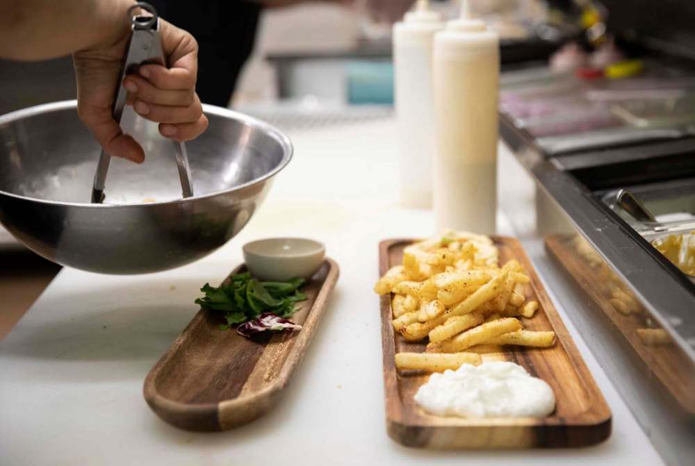 JESSICA LEE/WINNIPEG FREE PRESS
Bassma Zahran plates an order of shawarma in the kitchen of Zaytoon.